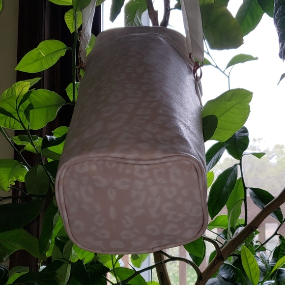 Chicos Wine Cooler Bag Snow Leopard Print - Picture 7 of 10